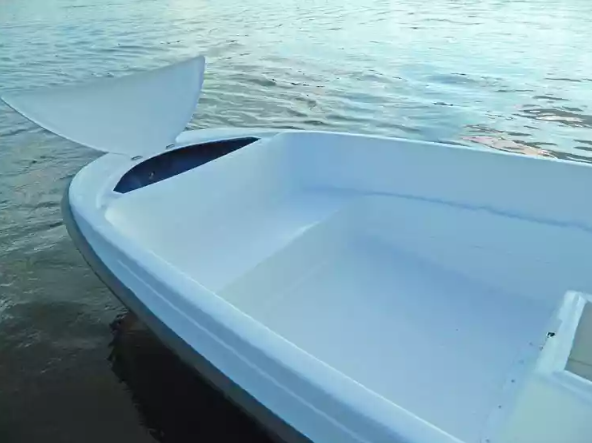 Стеклопластиковая лодка Пингвин с консолью (тримаран) в Шахтах