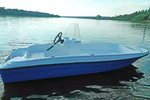 Стеклопластиковая лодка Пингвин с консолью (тримаран) в Шахтах