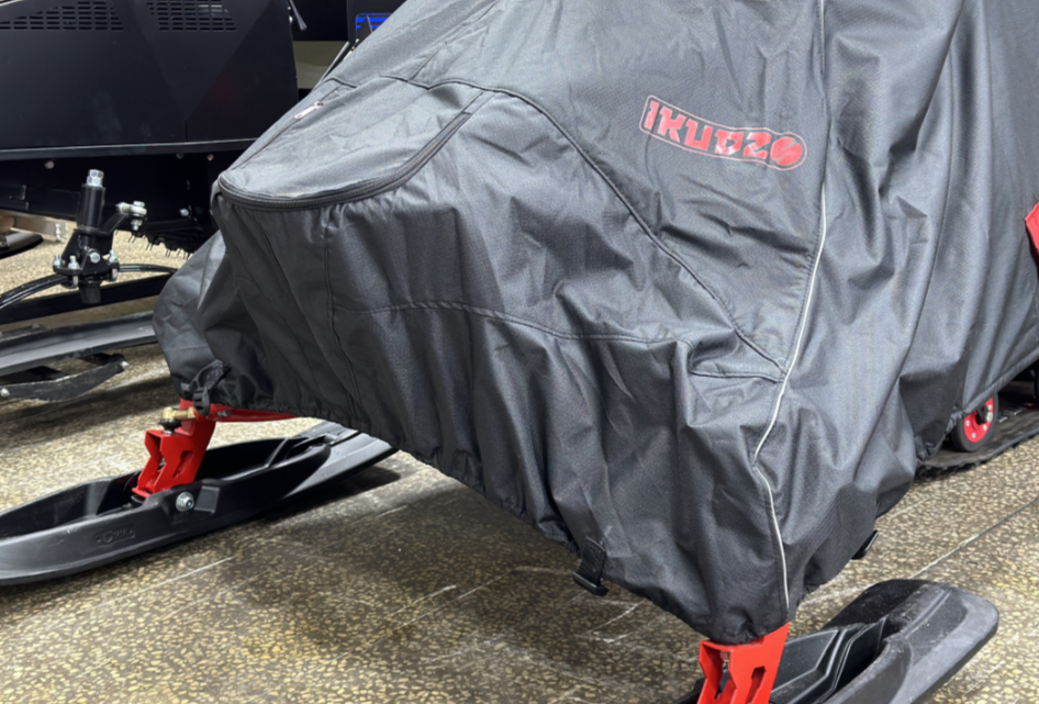 Чехол транспорт. снегохода IKUDZO HUNTER черно-красный Оксфорд ПРЕМИУМ качества с лого IKUDZO в Шахтах