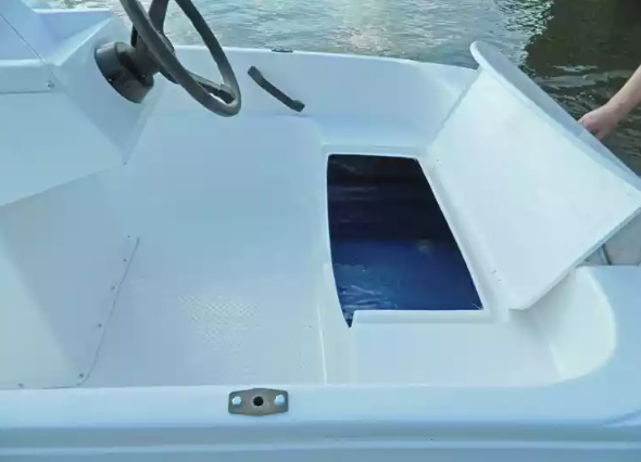 Стеклопластиковая лодка Пингвин с консолью (тримаран) в Шахтах