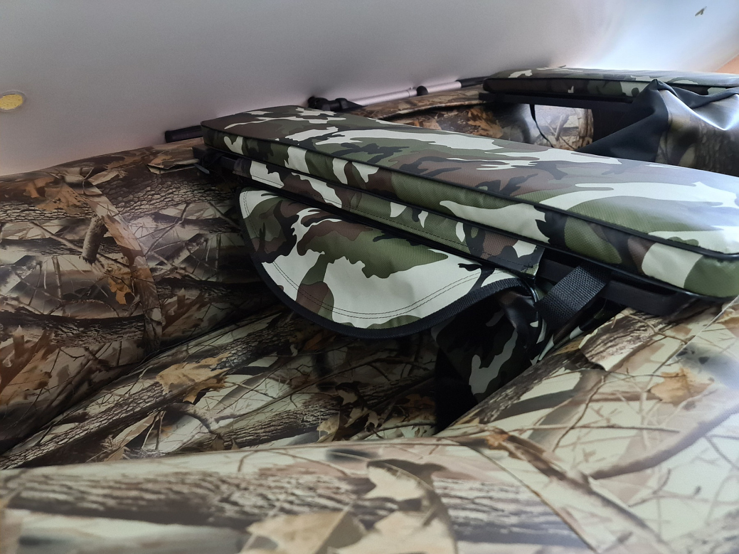 КОМПЛЕКТ МЯГКИХ НАКЛАДОК С СУМКОЙ ДЛЯ ЛОДОК 105Х20 КАМУФЛЯЖ в Шахтах